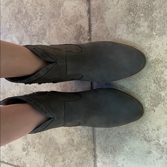 Vince Camuto Fretzia ankle booties - Picture 6 of 10